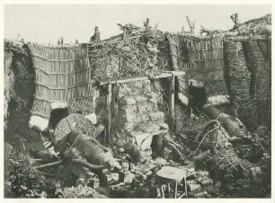 Druckschriftliche Fotoreportage zum Krimkrieg und Reisestationen des Fotografen: am 08.09.1855 durch französische Truppen zerstörte Schanze Malakoff, in Unterständen schwere russische Kanonen, darüber aus kräftigen Seilen gewobener Splitterschutz