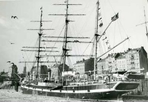 Hamburg. Die 1919 in den USA gebaute 3 Mast-Bark "Seute Deern" (hochdeutsch: "Süßes Mädchen") an ihrem Liegeplatz bei St.-Pauli-Landungsbrücken. In der Nähe befand sich der Anleger der berühmten Fähre VII.