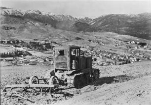 Jalta/Krim (Ukraine), Traktor mit Gerätekupplung