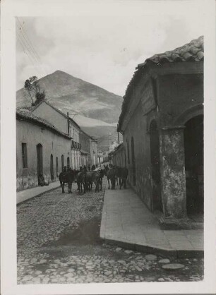 Straße in Potosí mit dem Cerro Rico im Hintergrund