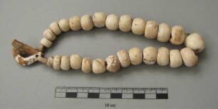 Kette aus Muschelschalenperlen