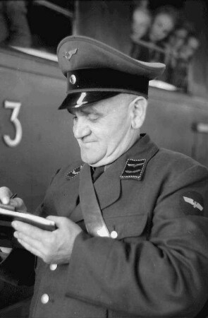 Weil: Zugführer schreibend