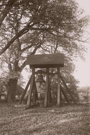 Glockenstuhl : Rügen, freistehender Glockenstuhl in Weitenhagen