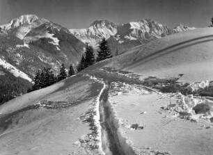 Winterbilder. Allgäu. Gebirgslandschaft mit Skispur bei Bad Hindelang