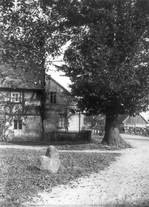 Steinkreuz : Neundorf auf dem Eigen. Steinkreuz mit eingeritztem Kreuz im Ort an der Straße nach Großhennersdorf