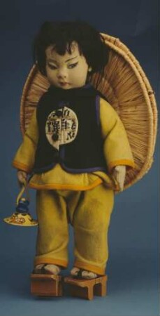 Puppe "Chinese", mit großem Strohhut, Trippen und einer Laterne (Archivtitel)