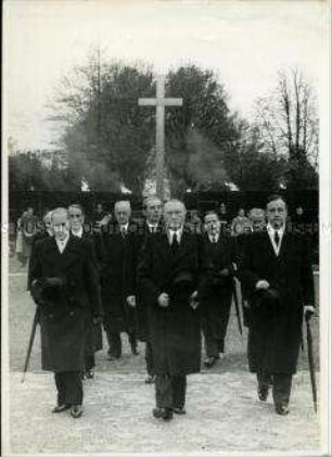 Konrad Adenauer bei der Kranzniederlegung zum Volkstrauertag auf dem Bonner Nordfriedhof
