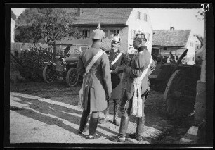 Kriegsminister von Kress, Hauptmann Sperr und Major Schuster, alle mit Pickelhaube im Gespräch auf einer Ortsstraße