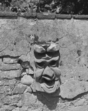 Maske am Treppenaufgang