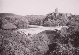 Halle, Giebichensteinbrücke : Halle (Saale). Giebichensteinbrücke gegen Klausberg Burg Giebichenstein