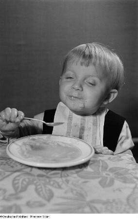 Ein Kind beim Verzehr von Nudelsuppe