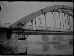 Heilbronn, Salzhafenkanalbrücke: Einschwimmen des Überbaus
