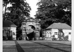 Blick auf das Eingangstor des Kunstgewerbemuseums im Schloss Köpenick