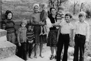 Zwei Frauen mit Kindern
