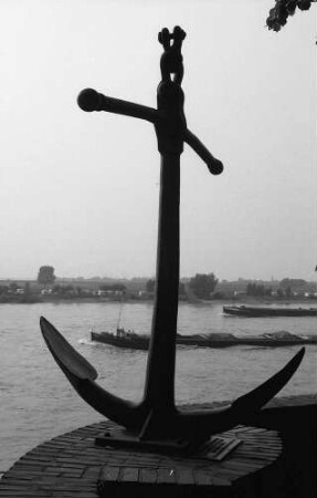 Düsseldorf-Kaiserwerth: Anker, Hintergrund Rhein