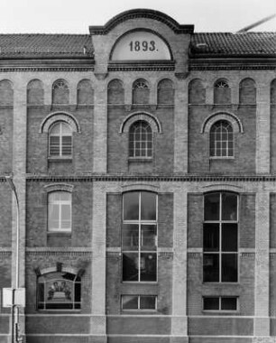 Burgbrauerei, Hauptgebäude, Mälzerei und Grundstückseingassung; Lauterbach, Cent 6, Cent 8