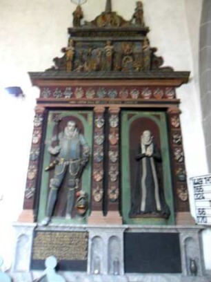 Treis an der Lumda-Evangelische Kirche - Langhaus Innen (Chorraum) - Epitaph in Farbigkeit (Jahr 1588) mit Wappenschilden und Textkartusche sowie Personendarstellung in halbplastischer Manier