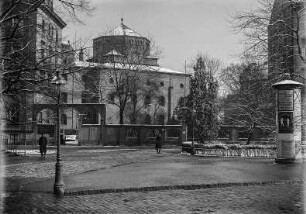 Synagoge : Dresden. Blick zur Synagoge, rechts Litfaßsäule mit Plakaten zur Ankündigung für das Stück "Wenn Herzen scheiden" mit Ellen Karsen im Princeß-Theater und für das "2. Kammer-Konzert" mit dem Leipziger Gewandhaus-Quartett und dem Pianisten Emil Kronke am 24.03.1919 im Palmgarten mit Werken von Beethoven und Schumann