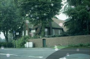 An der Chaussee: bei Einmündung Ihlendiek: Eckhaus: Straßenfront: Quergiebel