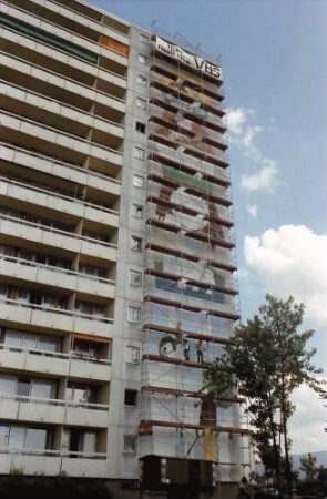 Freiburg, Weingarten: Hochhaus, Krozinger Straße mit dem 38 m hohen Gerüst