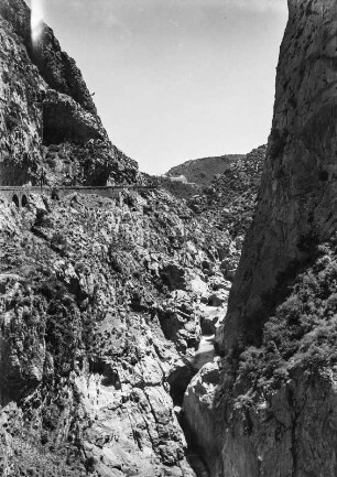 Schlucht : Blick auf eine Schlucht bei Kherrata. Durch Steinschlag gefährdete Stellen wurden übertunnelt.