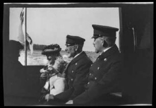 Abzug einer Negativvorlage: [Prinz Heinrich mit drei weiteren Personen unterwegs auf See]