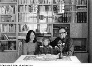 Familie M.-C. (Ingenieurin für Feinwerktechnik, Diplomingenieur für Betriebsgestaltung) im Wohnzimmer ihrer Wohnung in Dresden-Trachenberge
