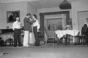 Szenenbilder aus "Das rote Halstuch" von S. Michalkow mit H.-Edgar Stecher, S. Menzel, Ch. Stenschke, E. Friedrichson, Theater der Freundschaft 29.04.1952
