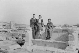Reisefotos Griechenland. Delos (Stadt). Touristen beim Besichtigen der antiken Ruinen, auf Trümmern sitzend