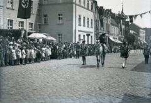 Umzug in historischen Kostümen