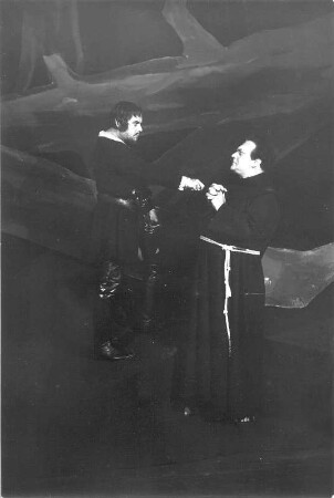 Die Räuber. Schauspiel in fünf Akten von Friedrich Schiller. Staatsschauspiel Dresden, Neueinstudierung 05.09.1929 mit Musik nach zeitgenössischen Meistern von Arthur Chitz : Willi Kleinoschegg als Karl Moor und Walter Kottenkamp als ein Pater