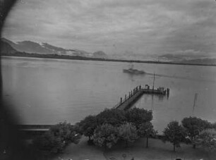 Bodensee : Blick von einer Anhöhe bei Lochau auf den Bodensee und eine Anlegestelle.