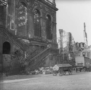 Dresden nach der Bombardierung vom 13./14. Februar 1945. Ruine des Johanneums
