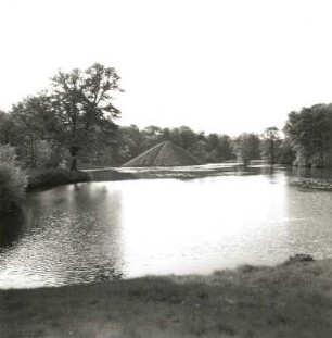 Cottbus. Branitzer Park (1846/71; Fürst Hermann von Pückler-Muskau). Pyamidensee mit Tumulus. Ansicht von Südost