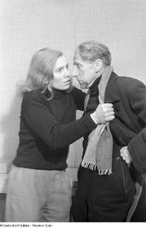 Szenen aus der Tragödie "Anna Christie" von Eugene O'Neill am Jürgen-Fehling-Theater in Berlin-Zehlendorf : Szene mit Lu Säuberlich in der Hauptrolle (links)
