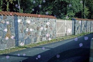 Nütschau: ehemaliges Gut [heute Kloster Nütschau]: Feldsteinmauer: nach Sanierung: Tor