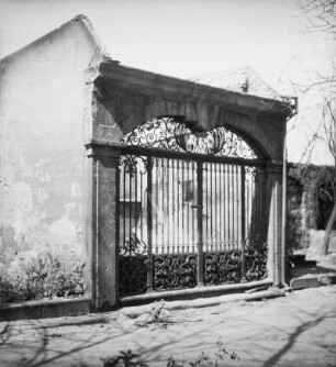 Güntzplatz, Eliasfriedhof : Dresden. Eliasfriedhof. Güntzgruft nach der Zerstörung