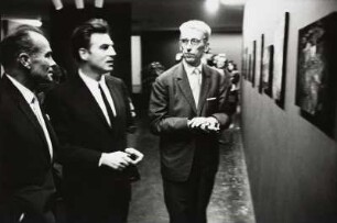 Besucher in der Ausstellung des Fotografen Ernst Haas (in der Mitte)
