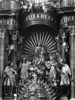 Hochaltar. Marmor?, Holz, gefaßt (1738; P. Mödlhamber, J. A. Eisl). Mittelschrein mit gotischer Madonna mit Kind (um 1500) und barocker Tabernakel mit gotischem Schnitzwerk (um 1500). Bad Hofgastein, Pfarrkirche Mariä Himmelfahrt