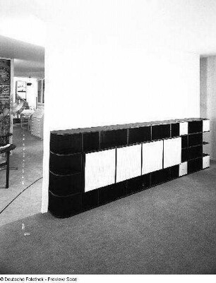 Anbaustrecke : Leipzig. Leipziger Herbstmesse, 1983. Studio-Design. Anbaustrecke. Holz, schwarz beschichtet (1983; VEB Möbelkombinat Dresden-Hellerau)