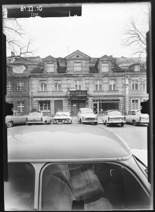 Potsdam, Otto-Nuschke-Straße (Lindenstraße) 18. Wohnhaus mit Läden (um 1736/1737). Straßenfront