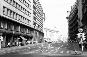 Bukarest: Calea Victoriei mit Telefonhaus mit Richtung Schlossplatz