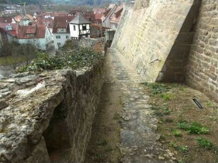 Stadtbefestigung-Ansicht im Osten-Zwingeraufweg am Schloßberg mit bergseitiger Futtermauer und talseitiger Basis der Zwingermauer (Schießscharte erhalten) mit Sicht nach Südwesten