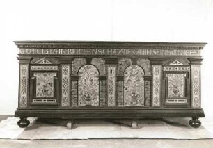Truhe aus Nußbaumholz mit Intarsien (um 1600, mitteldeutsch; Nußbaumholz, Intarsien; H. 0,745 m, B. 1,83 m, T. 0,76 m; Museum für Kunsthandwerk Leipzig)