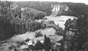 Schwarzmühle im Bielatal : Rosenthal-Bielatal-Bielagrund. Schwarzmühle (Wormsmühle). Blick vom östlichen Massiv nach Nordwesten ins Bielatal mit Großvaterstuhl (rechts) und Wiesensteinen