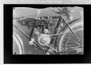 Motorräder; Fahrrad mit Hilfsmotor der Firma Alba in Stettin, Detail (Motor)