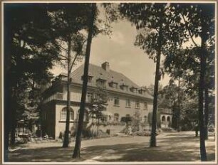 Landhaus Cohn, Doppel-Villa, Hubertusbader Straße, Berlin-Grunewald: Aussenaufnahme Blick auf Gartenseite des Gebäudes Schrägaufnahme