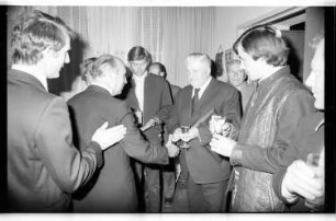 Kleinbildnegativ: Empfang für internationale Radsportler im Rathaus Kreuzberg, 1976