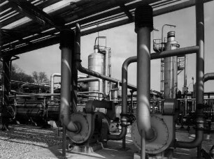 OMW - Oberrheinische Mineralölwerke. Erinnerungsalbum für OB Günther Klotz über die Errichtung und bauliche Entwicklung der Ölraffinerie - Raffineriegelände