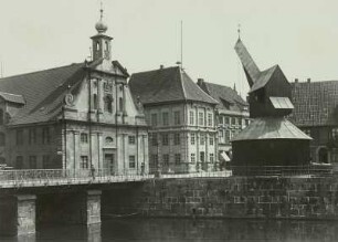 Lüneburg, Kaufhaus : Lüneburg. Kaufhaus, davor Kran von 1482 (Technisches Kulturdenkmal)